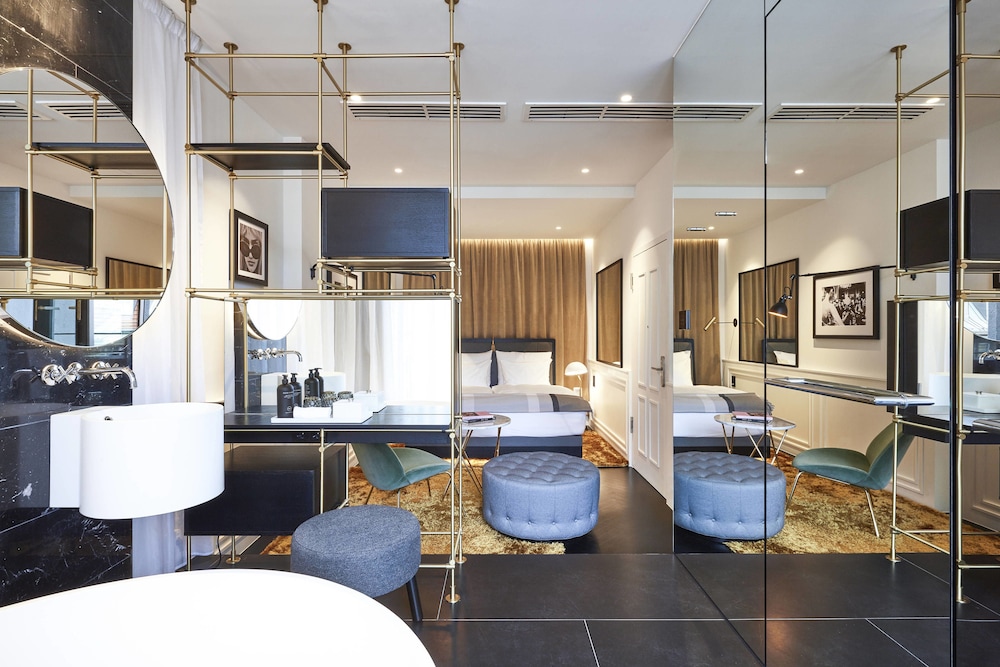 Premium Room, 1 King Bed, Balcony photo 3