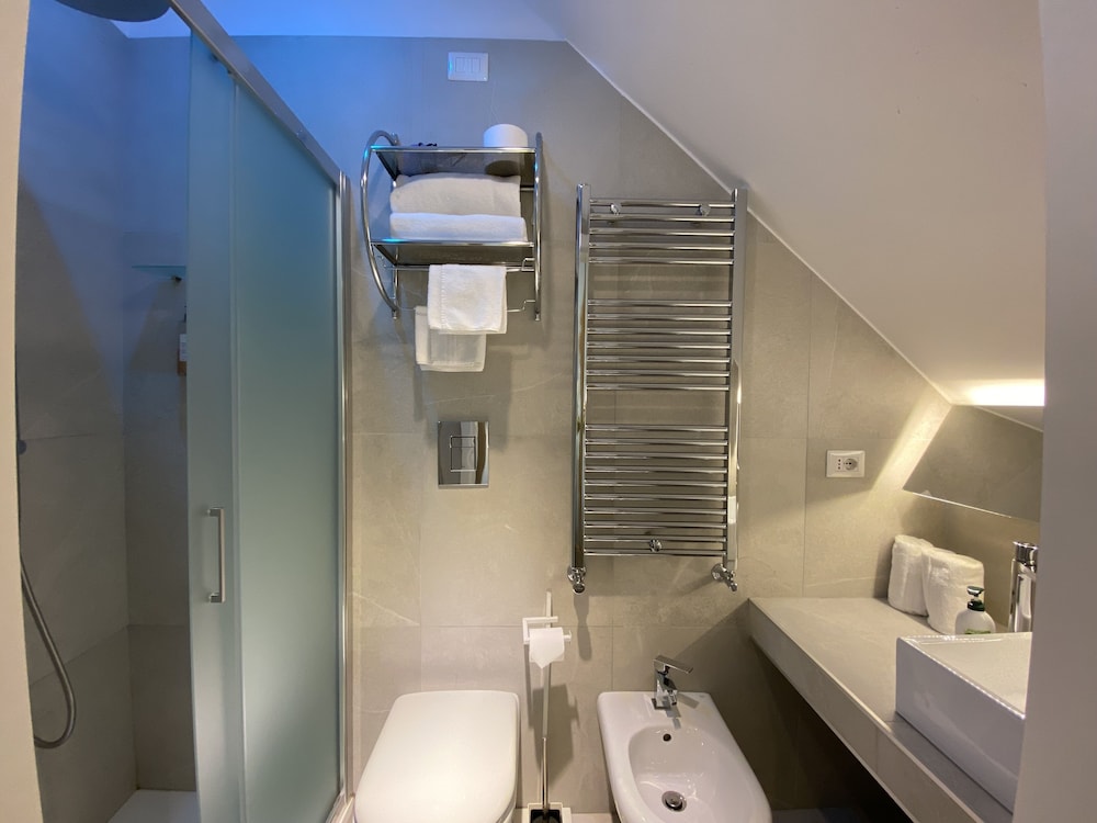 Deluxe Double or Twin Room - Photo 13