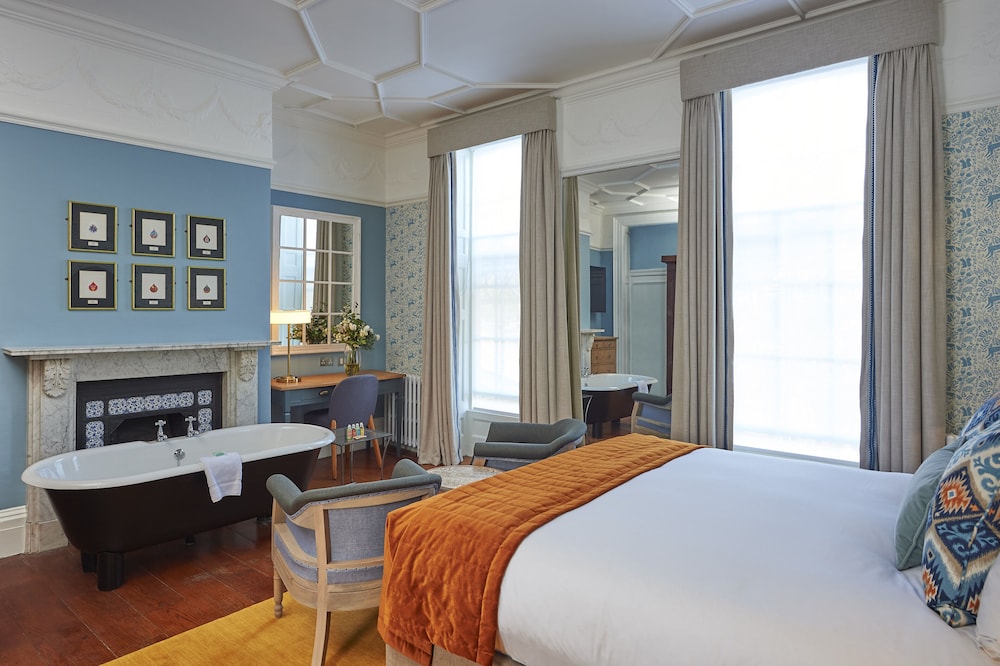Signature Suite - Photo 1