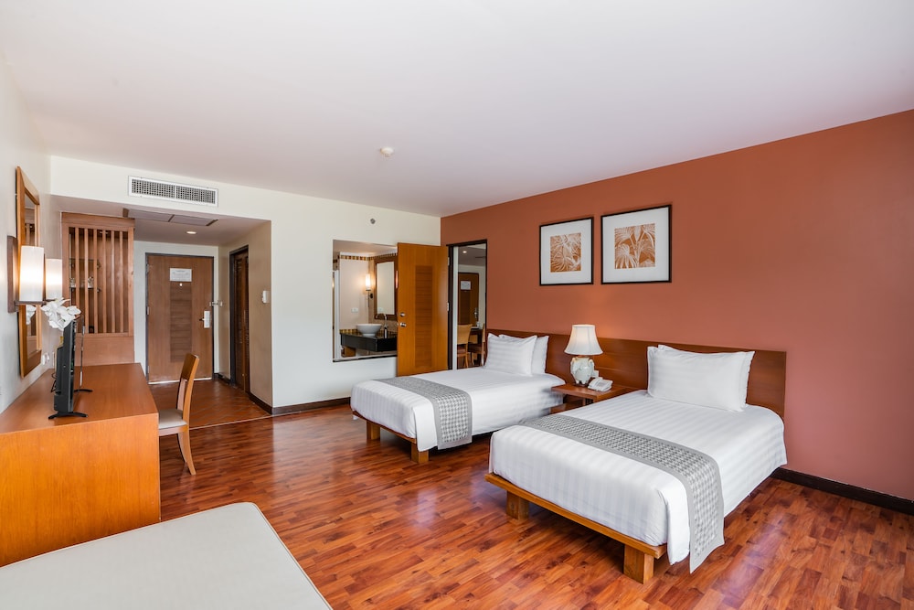Executive Suite, Pool View