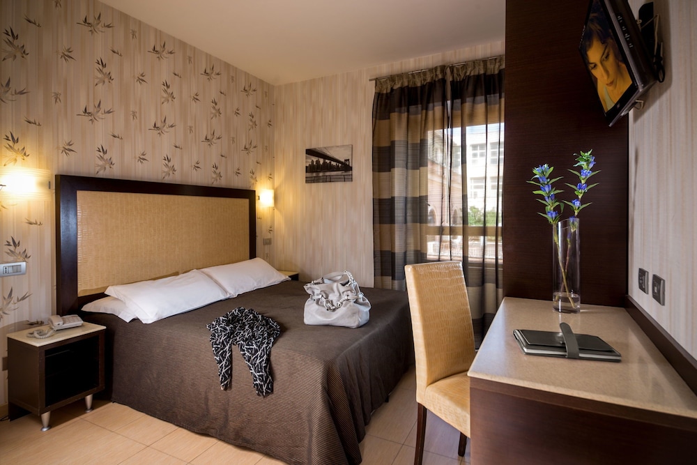 Standard Room, 1 Double or 2 Twin Beds photo 2