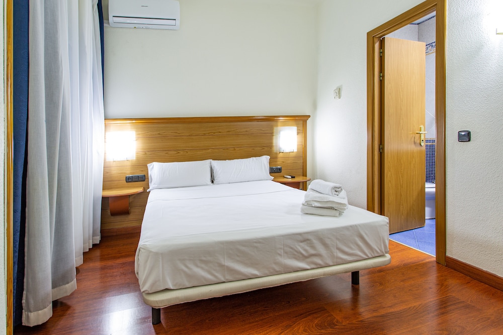 Double or Twin Room (Interior) - Photo 4