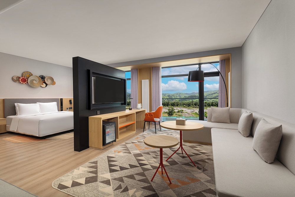 Suite, 1 King Bed, Balcony (Grassland View)