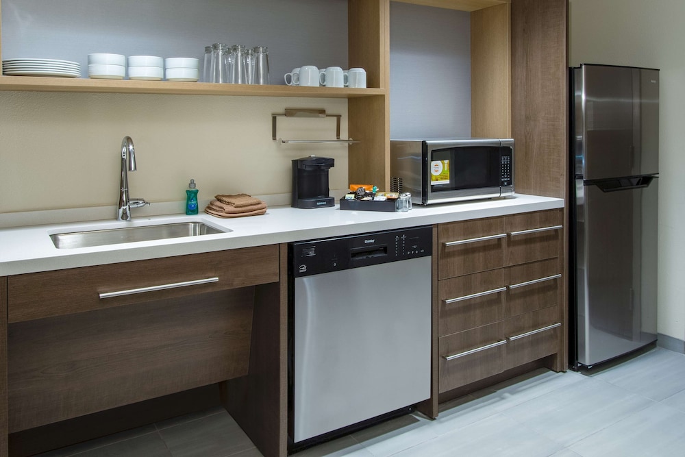Suite, 1 King Bed, Accessible (Mobility & Hearing, Roll-in Shower) photo 3