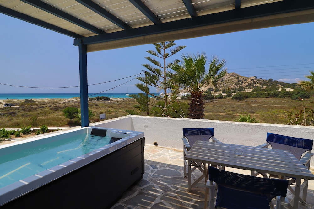 Junior Studio Suite, 1 Queen Bed, Beach View photo 1