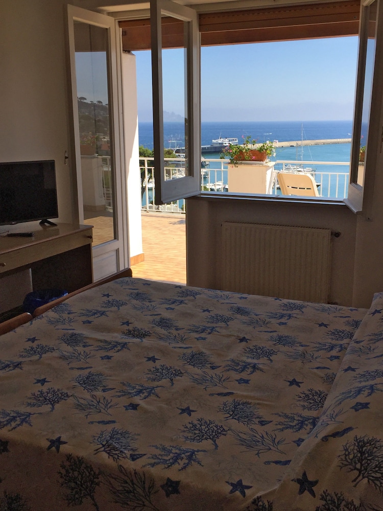 Classic Triple Room, Multiple Beds, Sea View photo 3