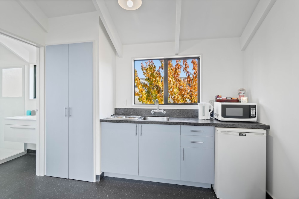 Deluxe Suite, 1 King Bed with Sofa bed, Non Smoking, Kitchenette photo 2