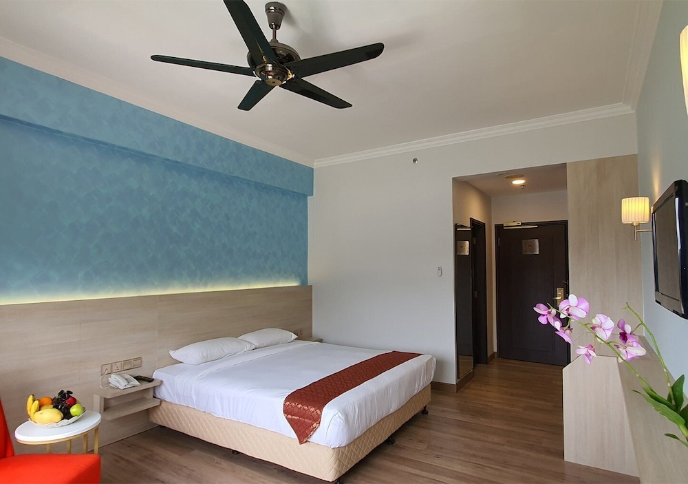 Superior Premium King Bed - Photo 2
