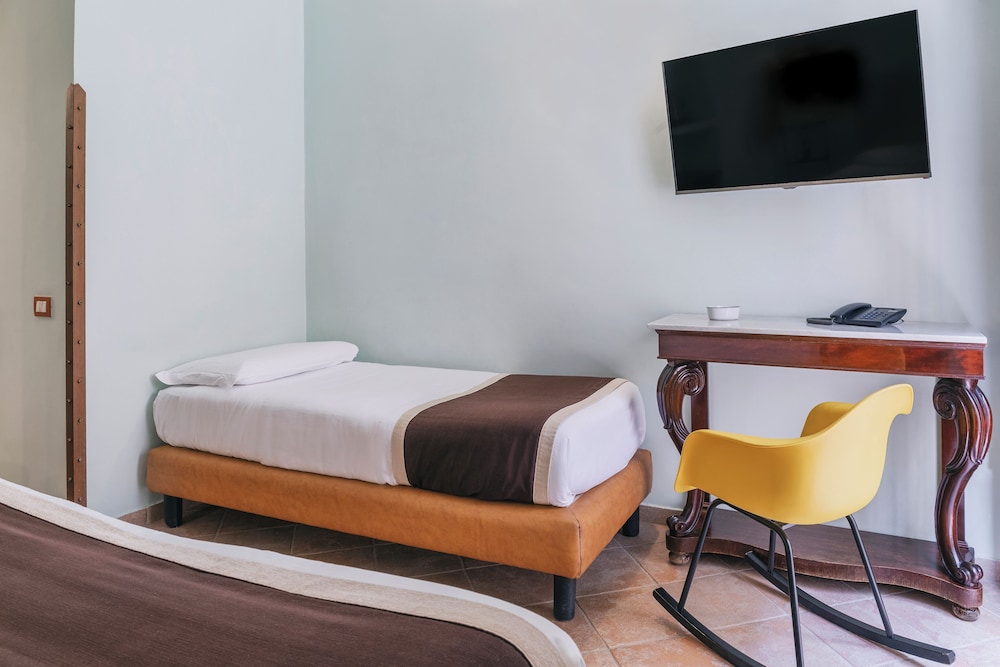 Standard Triple Room - Photo 8