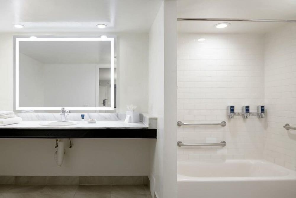 Suite, 1 King Bed with Sofa bed (Mobility Accessible, Tub)