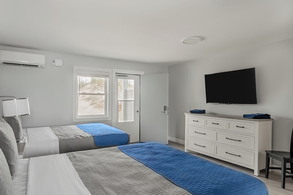 OCEAN FRONT with 2 Queen Beds, Full Kitchen, Ground Level photo 3