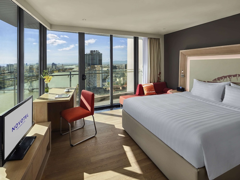 Executive Corner, balcony, panoramic view of Dragon Bridge & Premier Lounge Access - 1 king bed
