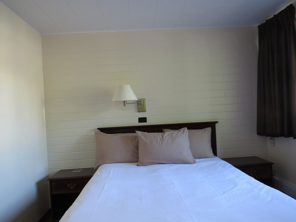 Standard Room, 1 Queen Bed photo 2