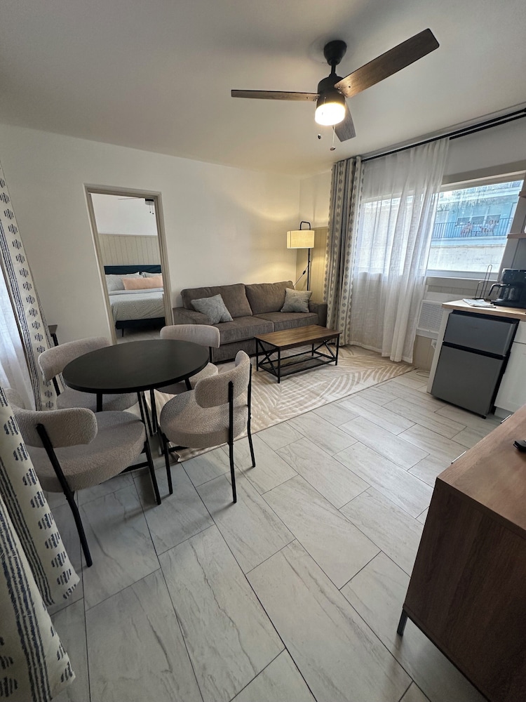 Elite Suite, 1 King Bed with Sofa bed, Kitchenette
