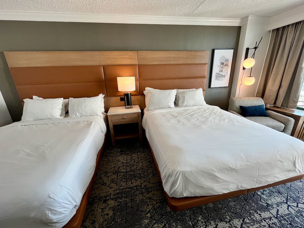 Room, 2 Queen Beds, Balcony, Partial Ocean View - Photo 5