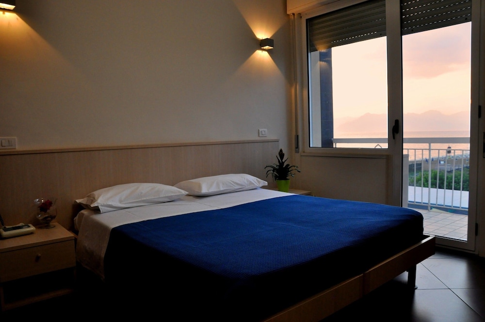 Double Room, Balcony, Oceanfront photo 2