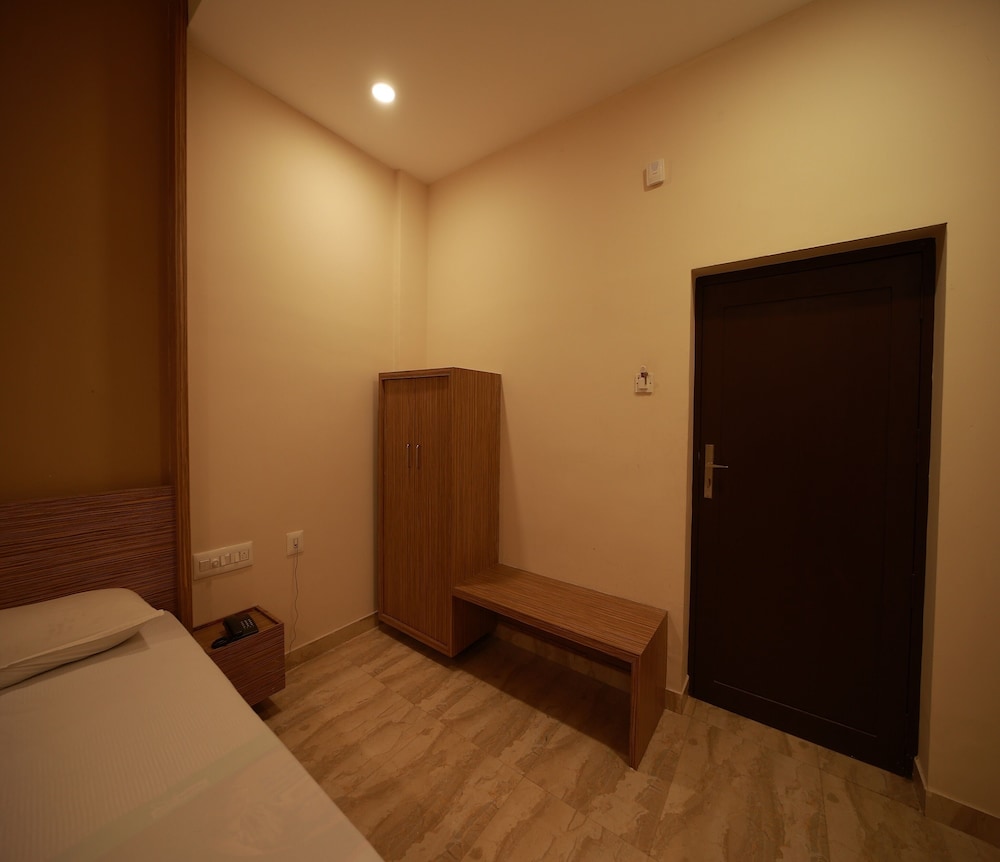 Deluxe Room - Photo 5