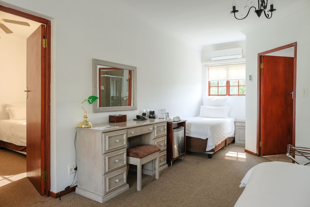 Double & 3 Single Beds Interleading Room photo 3