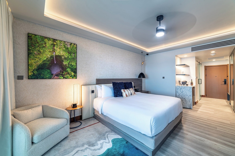 Standard Room, 1 King Bed, Pool View