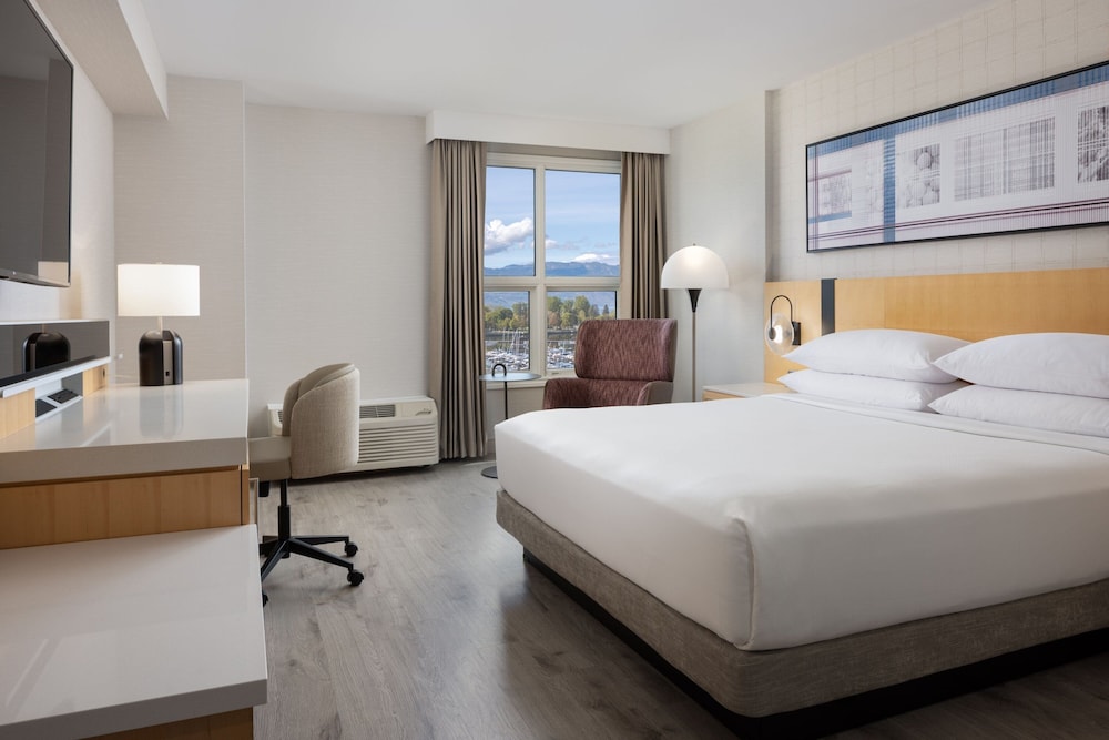 Room, 1 King Bed, Lake View - Photo 1