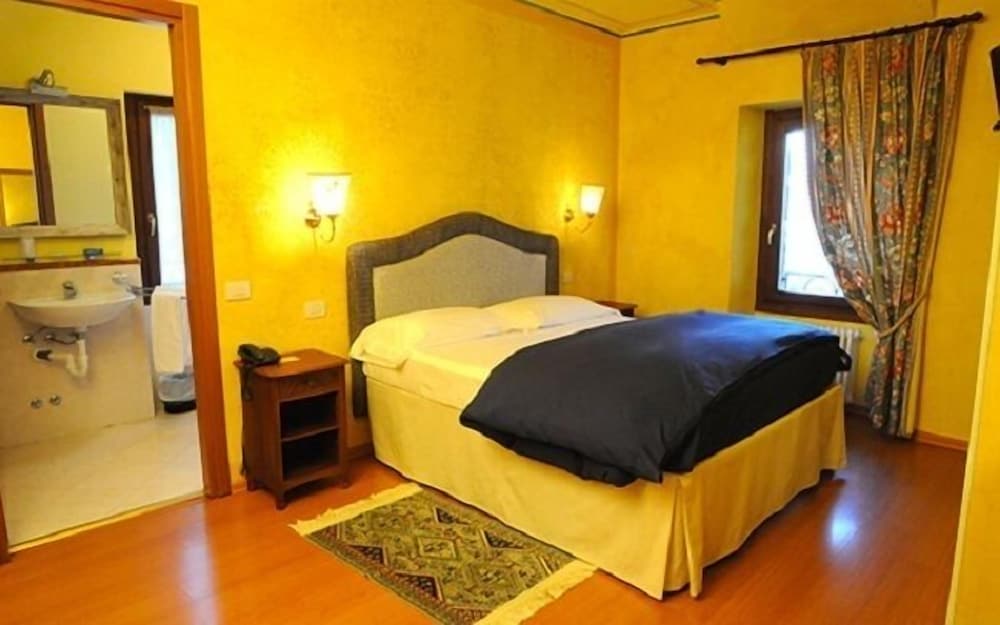 Deluxe Room, 1 Queen Bed, Valley View