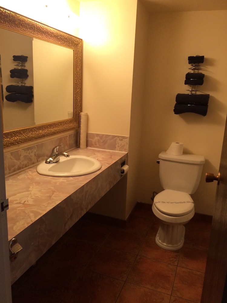 Standard Room, 1 Queen Bed photo 2