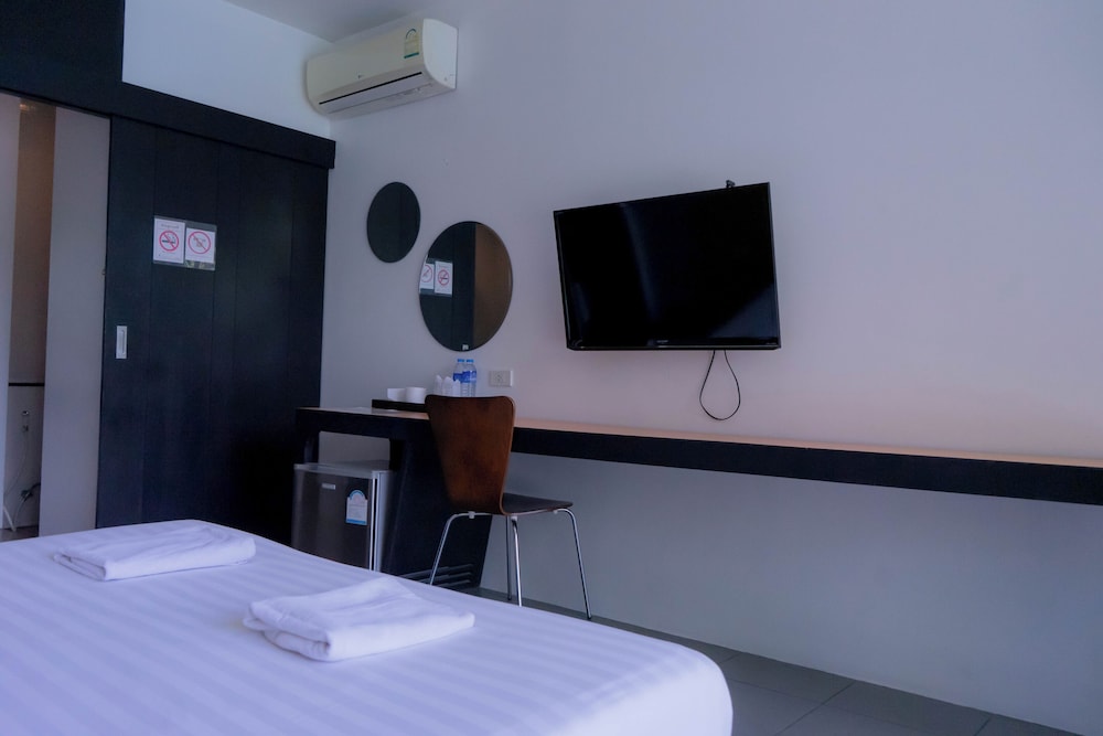 Deluxe Double Room Premium Pool View - Photo 3