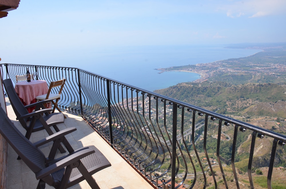 Economy Double Room, Balcony, Partial Sea View photo 2