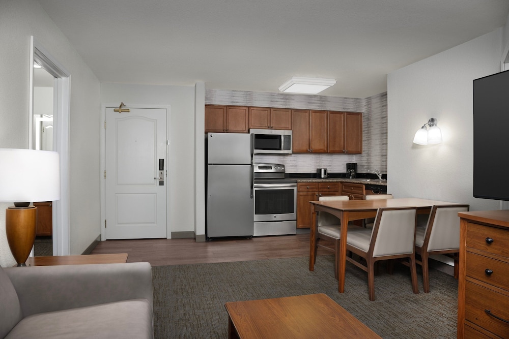 Suite, 2 Bedrooms (Fireplace) - Photo 3
