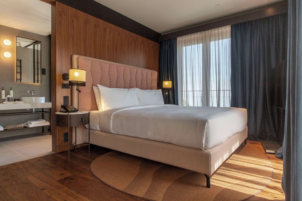 Room, 1 King Bed, Accessible - Photo 2