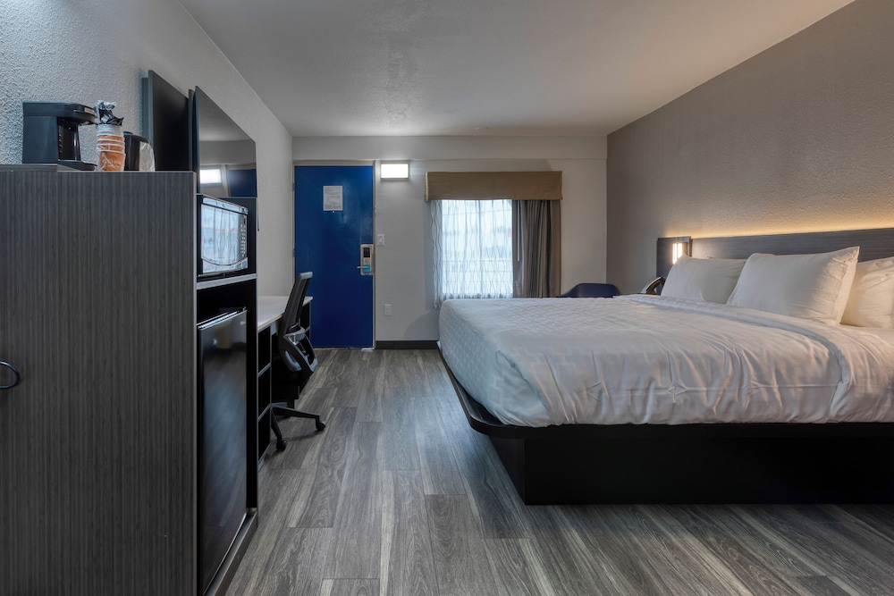 Standard Room, 1 King Bed, Non Smoking - Photo 5