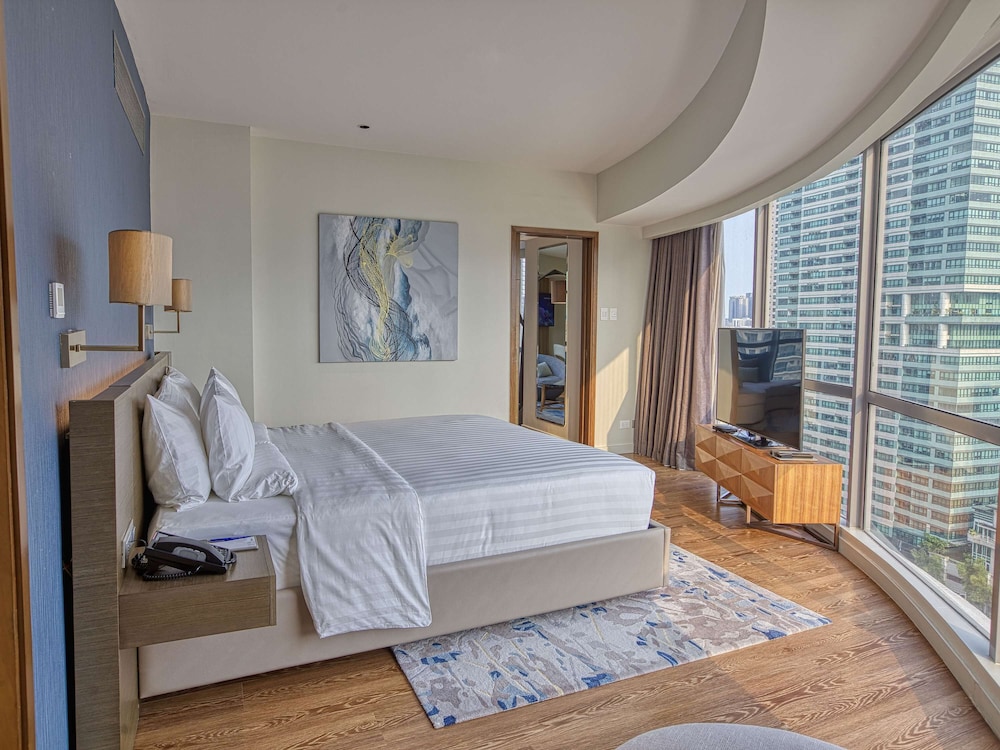 Premier Suite, 1 King Bed, Bathtub - Photo 2