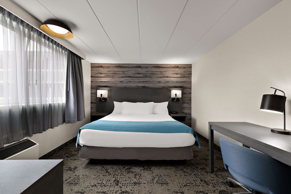 Standard Room, 1 King Bed, Non Smoking, Refrigerator & Microwave (Walk-in Shower) - Photo 2