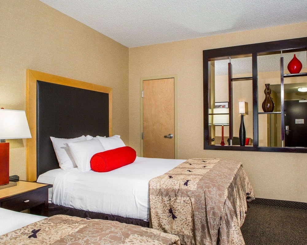 Suite, Multiple Beds, Non Smoking (2 Queen beds & 1 Sofa Bed) - Photo 1