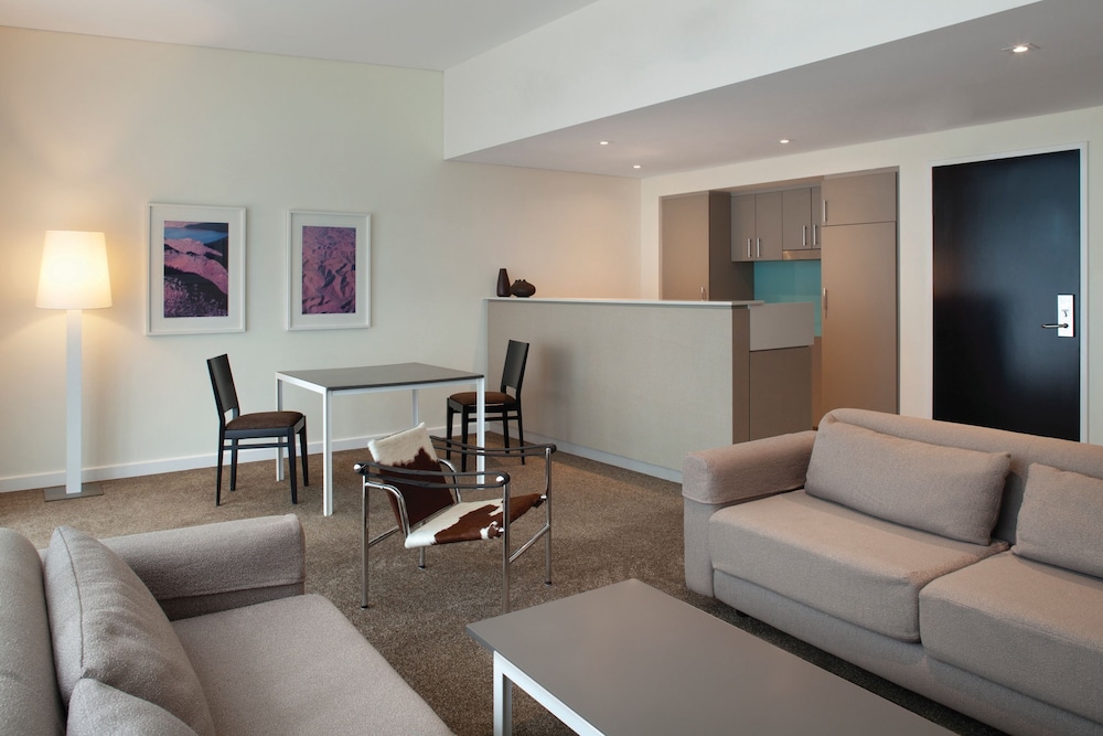Premier Apartment, 1 Bedroom (Grand, Weekly Housekeeping) thumbnail 6