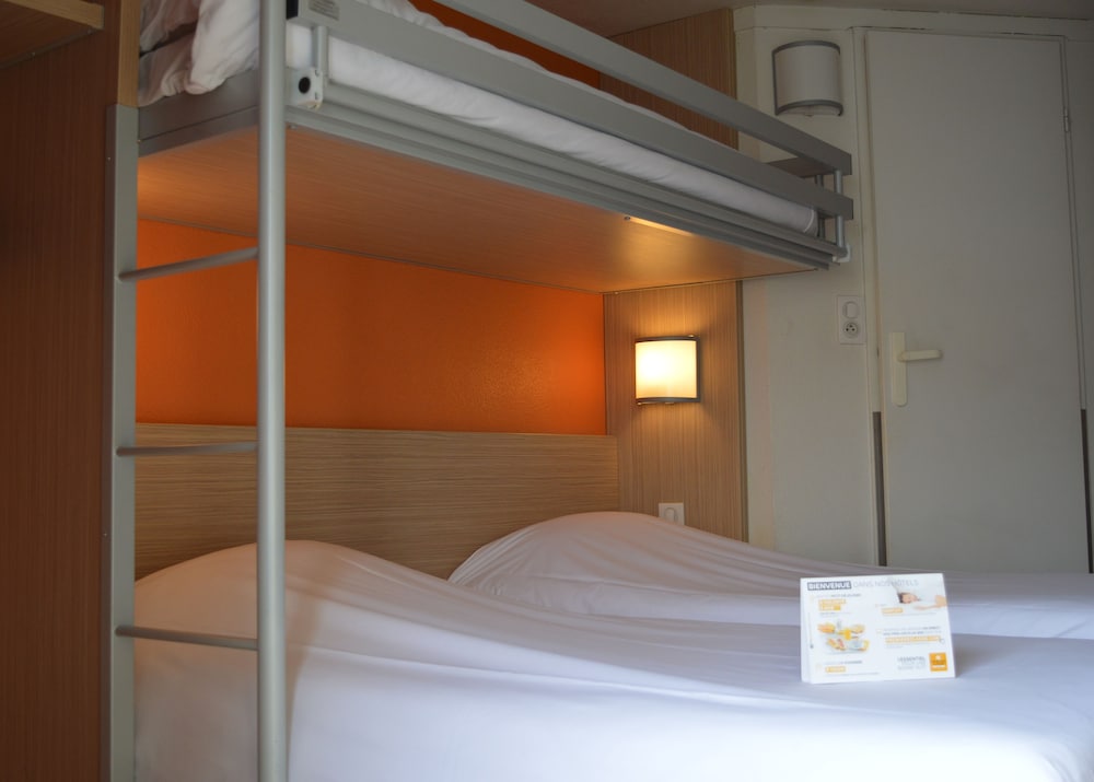 Standard Room, 3 Twin Beds - Photo 9