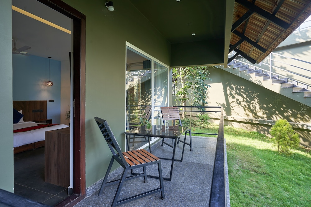 Honeymoon Cottage with Jacuzzi - Photo 17