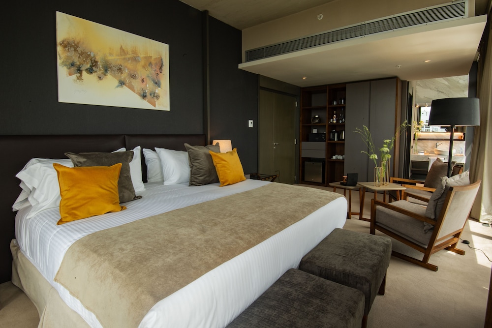 Junior Suite, 1 King Bed photo 2