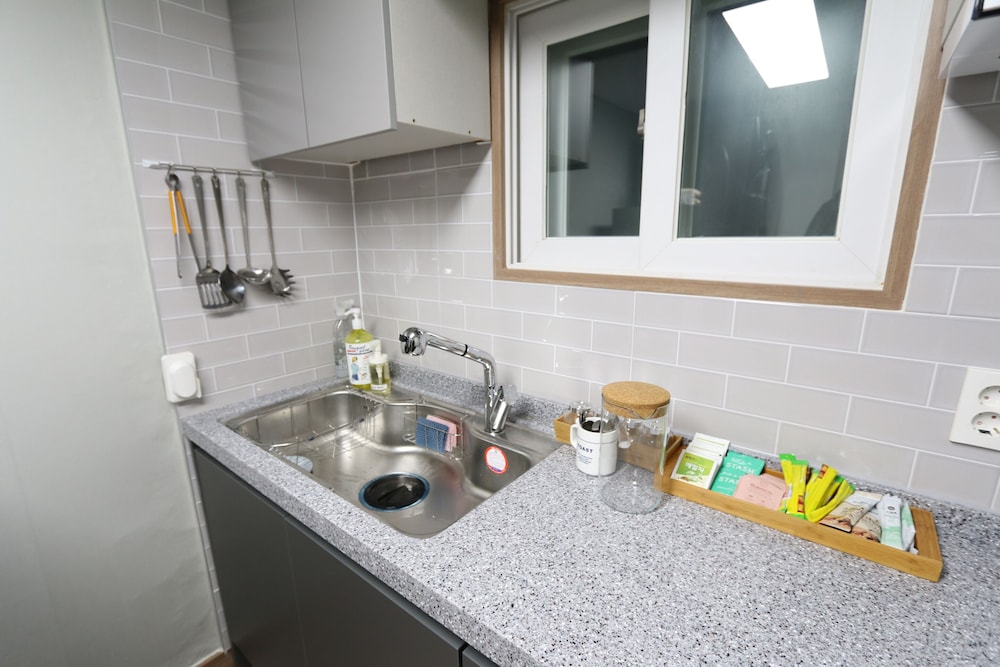 Quadruple Room (Private Bathroom) - Photo 9