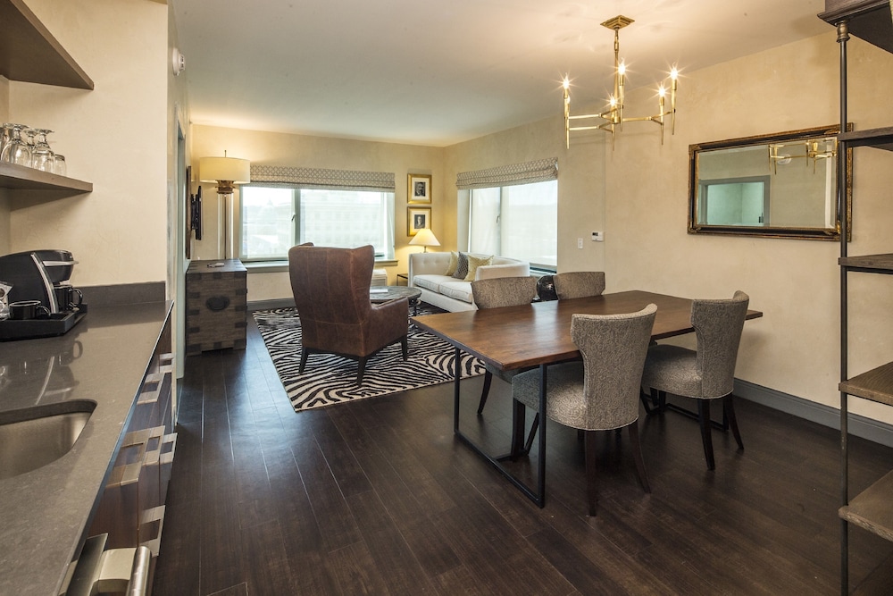 Suite, 1 King Bed (Additional Living and Dining Area) photo 3