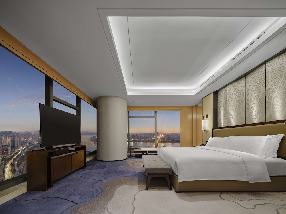 King Executive Suite River View