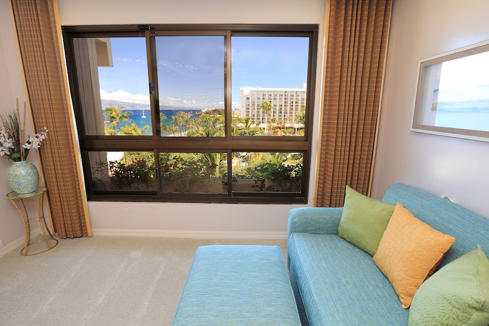 Room, 2 Bedrooms, Ocean View (Plus Den) photo 3