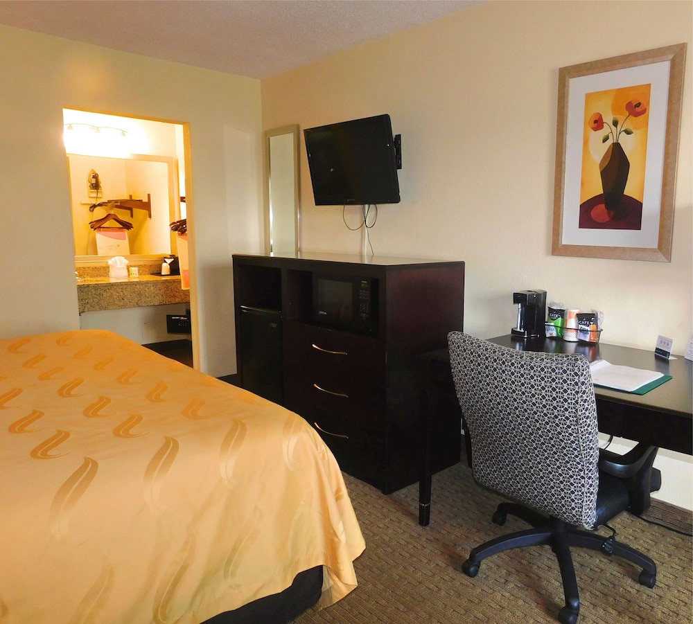 Standard Room, 2 Queen Beds, Non Smoking photo 3
