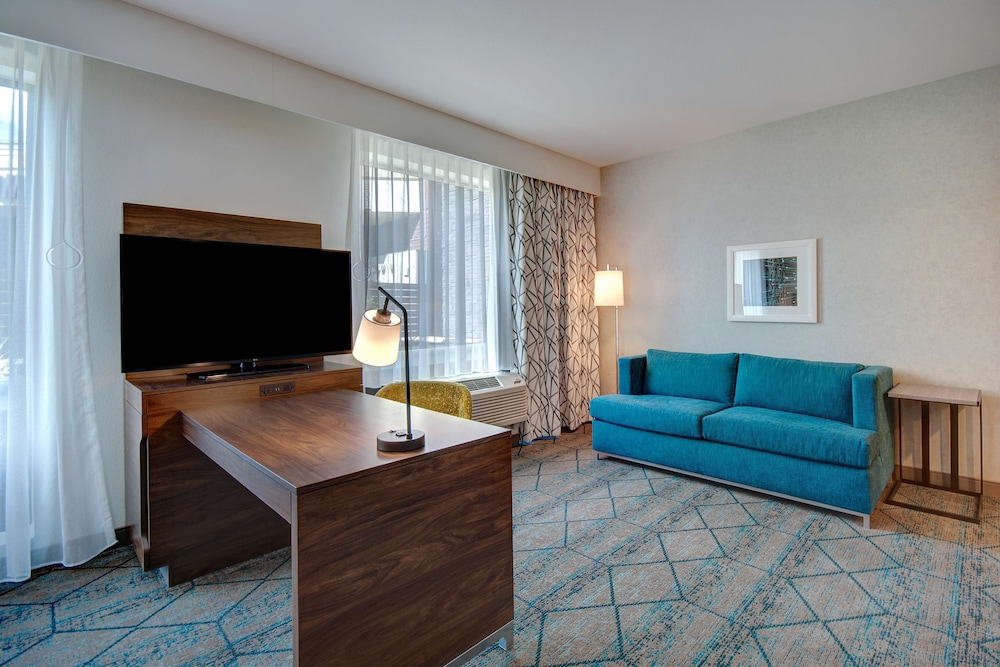 Standard Studio Suite, 1 King Bed, Refrigerator & Microwave (Wet bar) - Photo 2