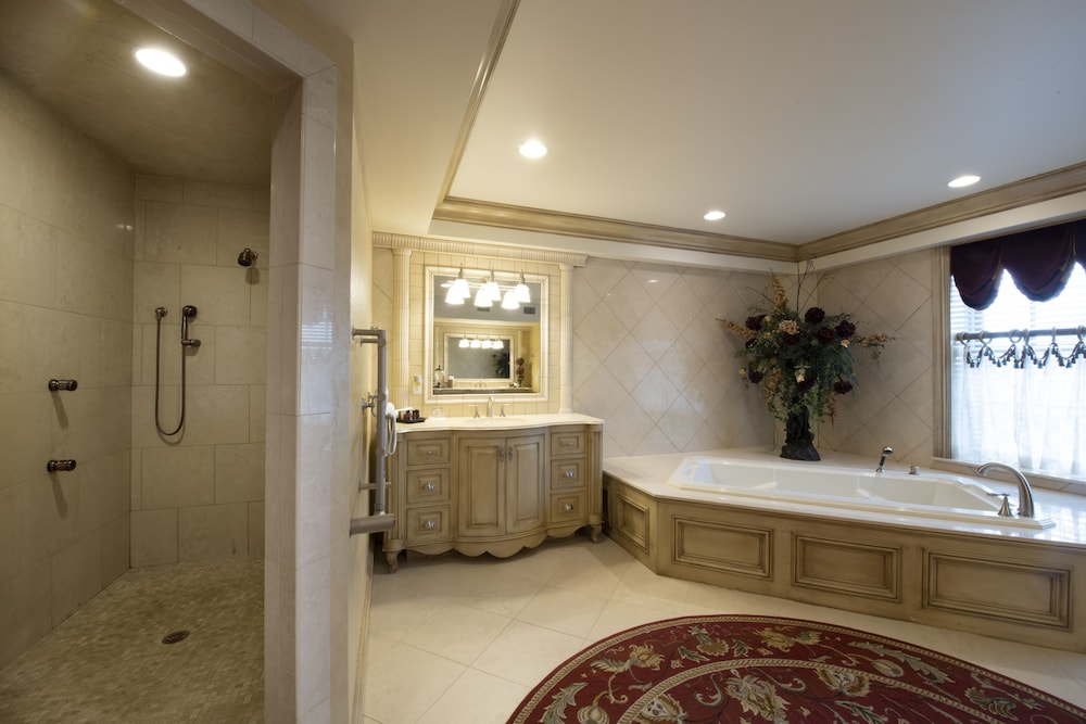 Grand Suite, 1 King Bed with Sofa bed, Jetted Tub photo 2