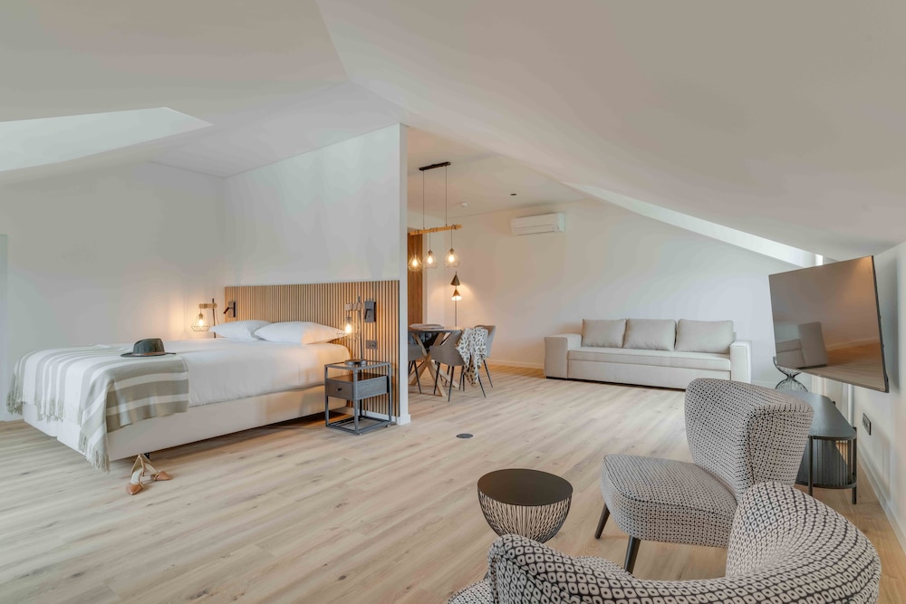 Suite (Club House) - Photo 1