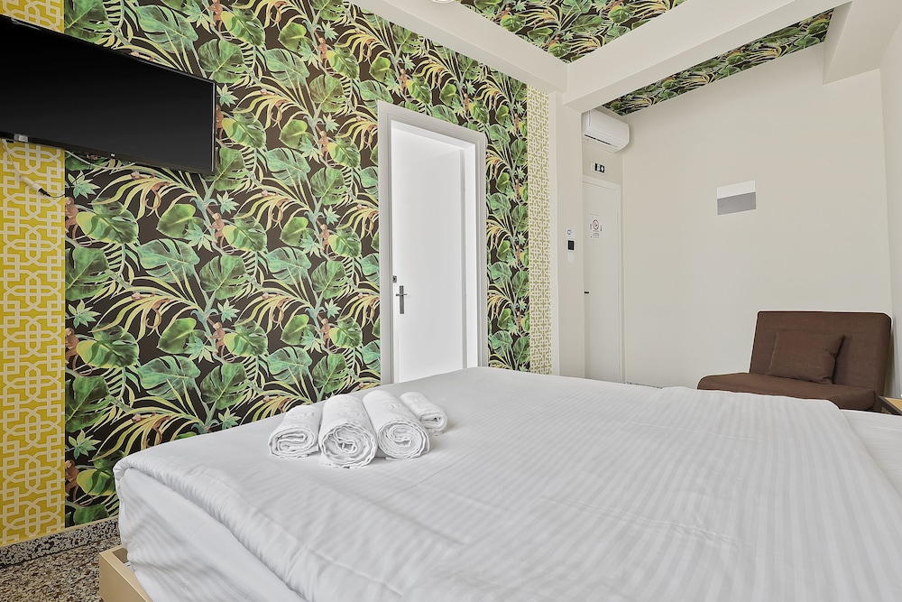 Economy Triple Room photo 3