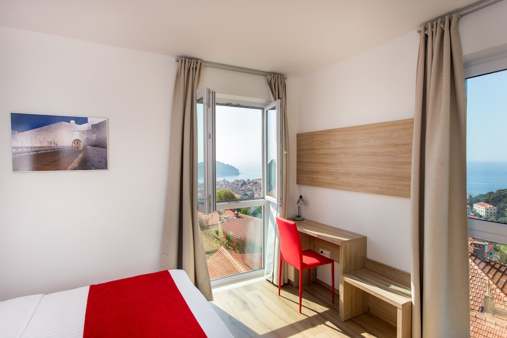 Deluxe One Bedroom Apartment with Balcony and Sea View (1st floor) photo 3