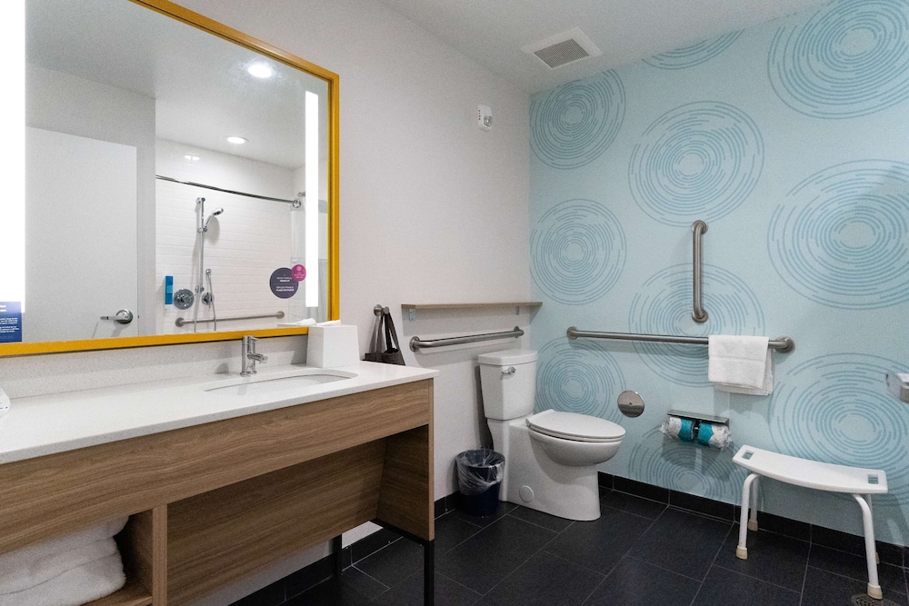 Room, 1 King Bed, Accessible (Roll-In Shower) - Photo 2