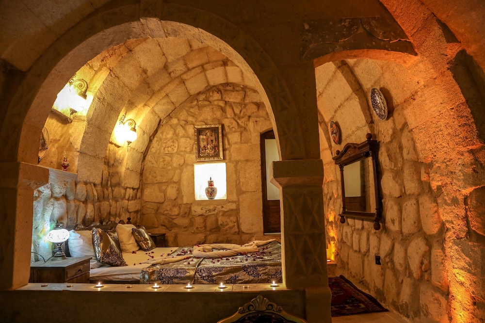 (101) Deluxe Cave & Stone Suite photo 2